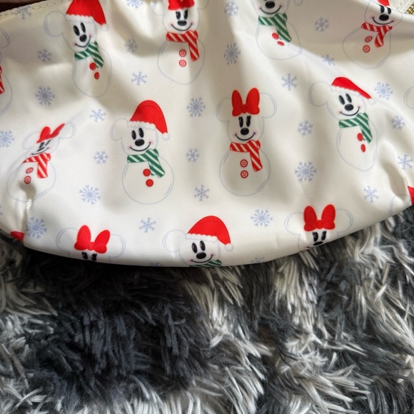 Cakeworthy Mickey & Minnie Scented Fanny Pack Belt Bad with Snowmen NWT - Picture 6 of 11